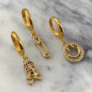 GULDÖRHÄNGEN ✨ - Populära guldörhängen för endast 95kr/par! Passar till allt och frakten är gratis ✨🧚🏼 