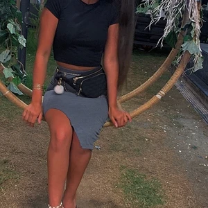 Kjol  - Säljer denna gråa kjol som jag köpte från vinbok använt den 3-4 gånger jätte snygg med en fin slits 