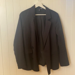 Kavaj - Säljer denna snygga kavaj från H&M. Storlek S. Skriv till mig om ni undrar något eller vill ha fler bilder💋