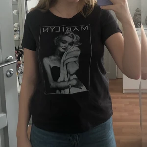 T-shirt  - T-shirt med tryck från hm. Storlek S/M. Skriv vid intresse. Fraktkostnad tillkommer, kan dock mötas up i Stockholm för att slippa fraktkostnad :)