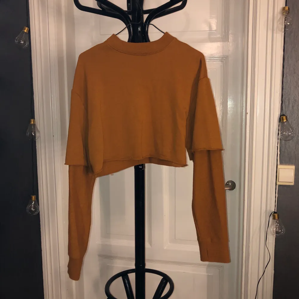 Svinsnygg croppad sweatshirt i skitsnygg färg. Tröjor & Koftor.