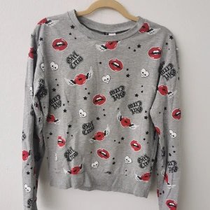 Sweatshirt Strl S  - Cool sweatshirt med grå botten och några tryck med med bla texten girl crew. Strl S. Den är i jätte fint skick! Inga hål eller fläckar. Köparen står för frakten och jag tar alltid 2 kr för emballage. 100kr eller Bud. 