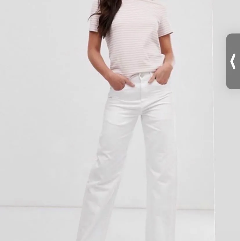 Vita raka jeans i storlek M. Använda ett fåtalgånger, men kommer ej komma till användning. 280 inklusive frakt 🥰. Jeans & Byxor.