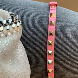 Valentino armband - Intressekoll på mitt äkta rosa valentino💕💕färgen går ej att köpa i butik längre!! 💕hör av dig vid inteesse👌🏾