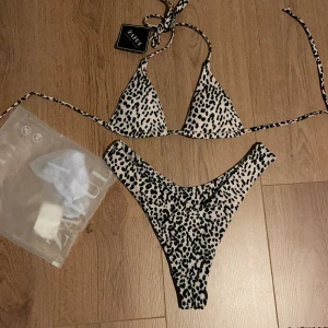 Zaful bikini storlek S - Helt oanvänd nyköpt bikini från zaful (endast provad snabbt en gång). Säljer pga för liten i brösten:( annars jättefina trosor och modell men som sagt tyvärr för liten för mig:( köpt för 110kr 