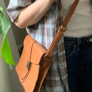 Praktisk brun handväska!  