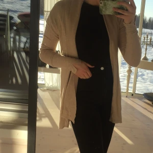 Kofta - En skön härlig kofta som jag köpte på Mango i Paris:) Köpte den för 20 Euro.(200:-) Har tyvärr inte kommit till användning.. Frakt tillkommer