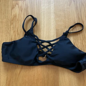 Bikini topp  - Jätte fin bikini topp, för liten för mig, aldrig andvän. Ny köppt för 350 kr 