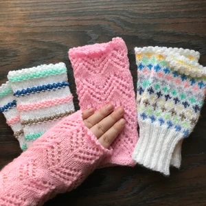 Stickade handledsvärmare - Fina och färgglada handledsvärmare. Dom är handgjorda. 90kr styck +frakt.