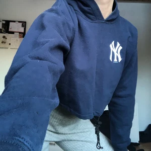 Mörklblå croppad hoodie - Mörkblå croppad hoodie som går att dra åt i midjan