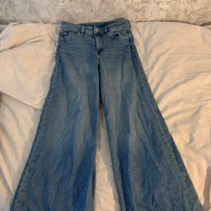 Jeans - Säljer dessa blå jeans för att jag inte använder dem. Jag är 162 cm lång och de gå ungefär till mina fötter. Betala via swish!
