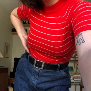 Röd ”t-shirt” - En klarröd, SUPERFIN ”t-shirt” i varmare material. Vid fler intresserade blir det budgivning i kommentarerna! 