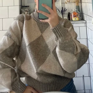 Rutig tjock tröja - Säljer denna rutiga tröja för 80kr. Köpt för 299kr. Köparen står för frakten❤️ (lånade bilder). Högsta bud 240inklusive frakt