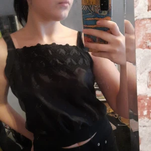 Silkeslinne - Fint svart silkeslinne med spets på toppen. Jätteskönt material 