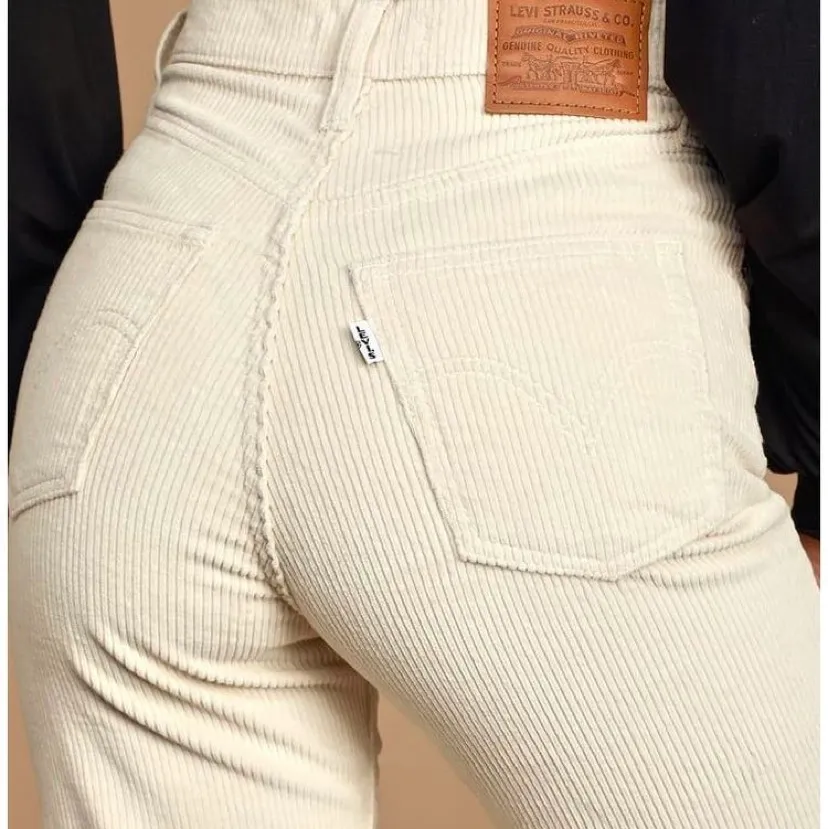 Super fina Levis byxor i Manchester tyg! Använda drygt två gånger då de inte kommer till användning.. Jeans & Byxor.