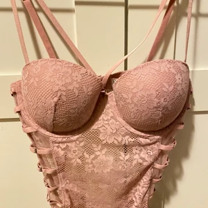 Superfin body - Superfin body ifrån NewYorker med mycket detaljer, den är ljusrosa. Ljuset gjorde den väldigt orättvis på bild. Storlek 75C, oandvänd. Frakten står jag för🌸