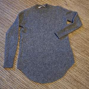 Skön varm tröja från & other stories i storlek xs.i  ull, alpackaull och polyester. Använd men i fint skick. 