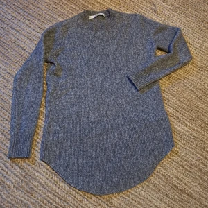 Stickad tröja från & other stories XS - Skön varm tröja från & other stories i storlek xs.i  ull, alpackaull och polyester. Använd men i fint skick. 