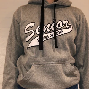 Senior College Hoodie  - Vi säljer denna gråa hoodien där det står Senior class of 2019. Priset är 279kr. Den är i storlek S och sitter som en S. Personen på bilden är 175 och brukar ha på sig S/M. Inga defekter på hoodien, nyskick. Kontakta oss på Plick eller på vår Instagram @wanderetro. Om flera visar intresse blir det budgivning. Köparen står för spårbar frakt på 66kr. 🤍