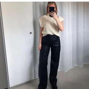 Skinnbyxor - Super snygga skinnbyxor, trendiga, långa och raka strl 38 men kan lätt passa en 36a! Köpare står för frakt