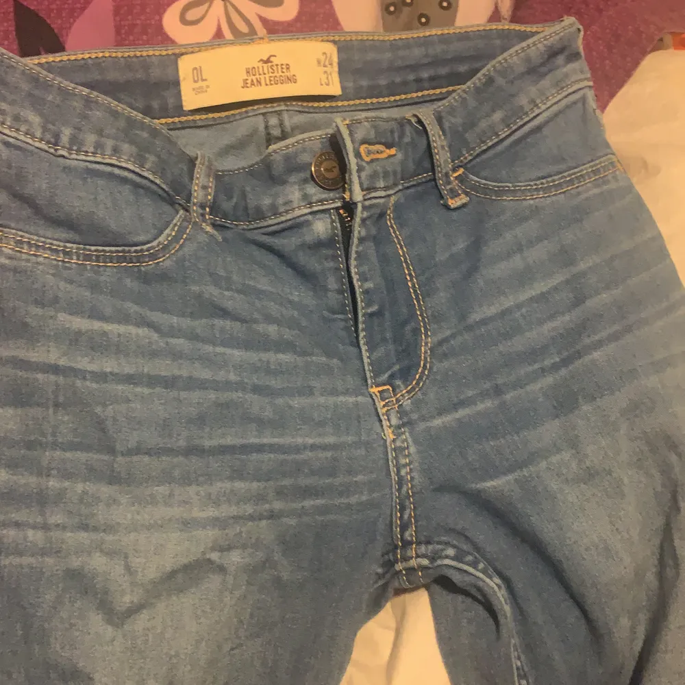 Ett par för små Hollister jeans som är storleken XS. Möts bara upp. Jeans & Byxor.