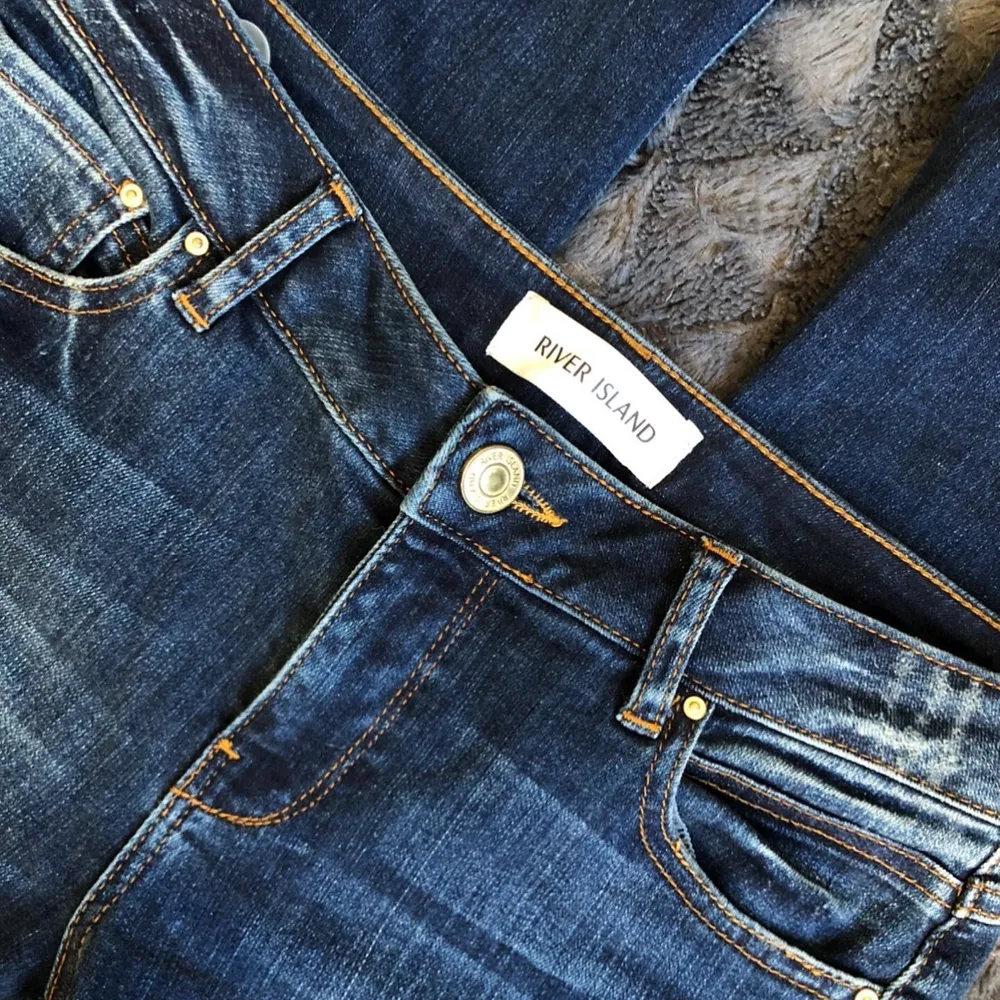 Suuuperfina bootcut jeans från River Island, knappt använda. Passar en Xs/S . Jeans & Byxor.