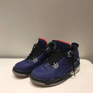 Snygga Jordan 4 retro sneakers i nyskick, använda fåtal gånger. Storlek 37,5👟  Färg: Loyal Blue/Black-White💙 Köparen står för frakten. Finns ute på flera sidor! 