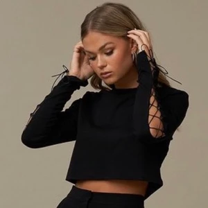 Nakd x Hanna Schönberg topp - En jätte snygg cropped topp med knytning som går över hela armarna som e jätte snygg detalj köpt från Hanna Schönbergs kollektion med nakd och som är slut såld. Storlek M men passar även bra om man har S då jag vanligt vis brukar ha S/M. Köparen står för frakten💞💞