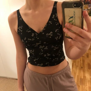 Fin - Fin topp med blommor på🥳 sitter fint