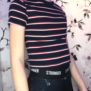 T-shirt - En randigtröja från H&M och i storlek xs