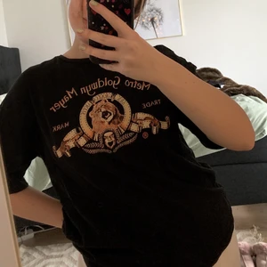 Svart T-shirt med tryck, M - Svart T-shirt med tryck från Zara, storlek M, lite oversize. Lite längre armar och kanske lite tjockare material än vanligt ”tshirtmaterial”. Använd fåtal gånger, nyskick. Säljer för 80kr inklusive frakt 