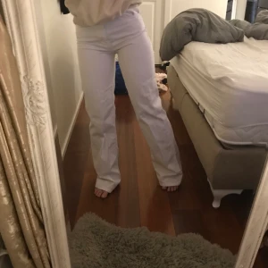 Vita jeans från Zara i storlek 34 - Vita jeans från Zara. Aldrig använda då de är förstora i midjan på mig. Jag är 155cm och har midjemåtten 65cm.