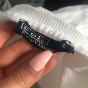 En vit långärmad Ralph Lauren tröja i storlek ”S”  -  Hej! Säljer denna vita långärmade tröja för att den inte används längre Pris: 30 kronor utan frakt Originalpris: 600kr 