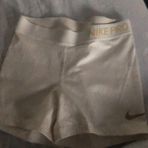 Nike träningshorts  - Hej! Säljer dessa träningshorts  för att inte används längre  Pris: 90kr utan frakt Originalpris: 300kr