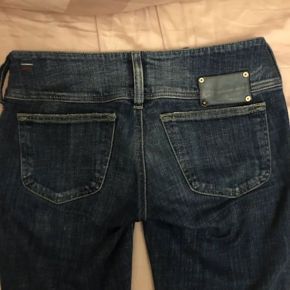 Älskar dessa jeans men har tyvärr inte plats i garderoben så funderar på att sälja. De är lågmidjade och utsvänga, passar mig som har storlek s och är 165 cm. Kan mötas i Stockholm annars betalar köpare frakt. Skriv privat för fler bilder <3. Jeans & Byxor.