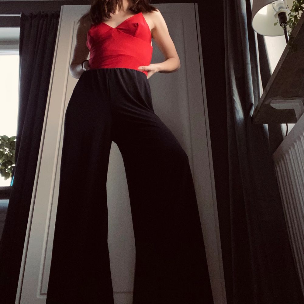 Vida byxor i elastan och polyester med slits i. Strl 32/34. FrĂ„n BodyFlirt đ€ Skriv i kommentarerna eller kontakta mig vid intresse. Frakten tillkommer. Buda om fler intresserade. Bodyn sĂ€lj i en annan annons â> checka in min profil för att se den!. Jeans & Byxor.