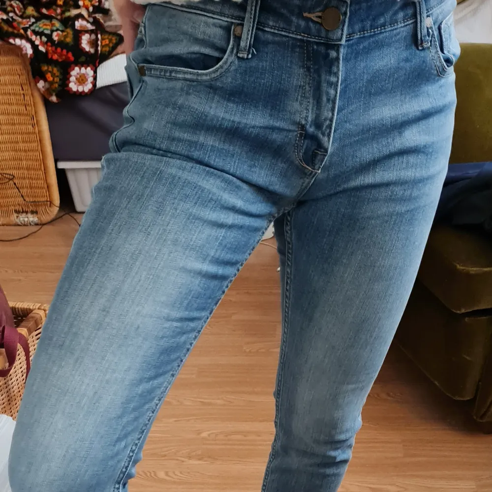 Jeans från Three-Sixty-Five i storlek 28. Knappt använd i fint skick.. Jeans & Byxor.