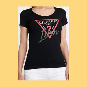 Jättefin T-shirt från märket Guess i storlek S💓 använd Max 3 gånger, fortfarande i nyskick. Köpt för 319kr, säljs för 150kr +frakt🚚