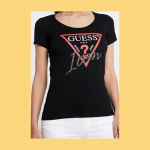 T-shirt från Guess - Jättefin T-shirt från märket Guess i storlek S💓 använd Max 3 gånger, fortfarande i nyskick. Köpt för 319kr, säljs för 150kr +frakt🚚