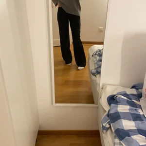 Kostymbyxor - Svin snygga svarta kostymbyxor, perfekt i längden och sitter snyggt upptill! Jag säljer pgd av att dom va lite små i midjan så har redan klickat hem ett nytt par, stolek 32 (köparen står för frakten) helt nya med lapp kvar! 