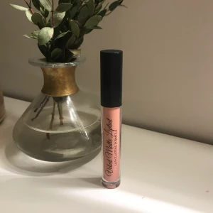 Viva la diva - Matt läppstift ifrån viva la diva, säljer för 50kr. Endast testad🥰