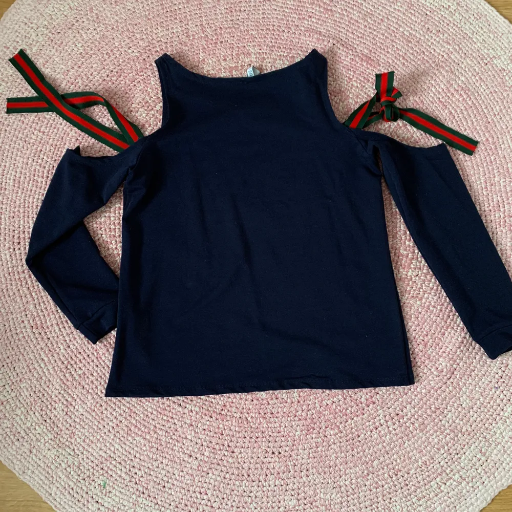 Cold shoulder marinblå tröja med flerfärgade band som kan knytas. Storlek S/M. Använd en gång. . Tröjor & Koftor.