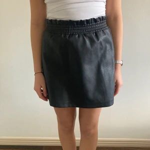 Skinnkjol (fake läder) med resor  - Detta är en helt ny kjol i storlek 152 från barnavdelningen men är som en xs-s . Säljs till högsta bud + frakt 