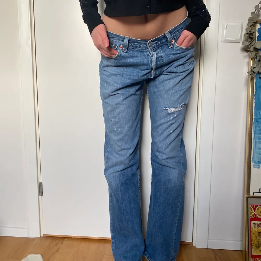 Säljer min coola levis jeans i modell 501. De perfekta jeansen för att hänga på höften och vara lågmidjade. Jeans har lite slitningar som jag tycker om. Jag köpte dom begagnat för 800kr och passar mig som är 168 cm.👩‍❤️‍💋‍👩 hör av er vid intresse 💖💖💖💖. Jeans & Byxor.