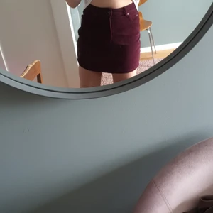 Ribbad kjol  - Storlek xs men man kan ha den om man har storlek s         köpt på secondhand och säljs på grund av att jag aldrig använt den köparen står för frakten 