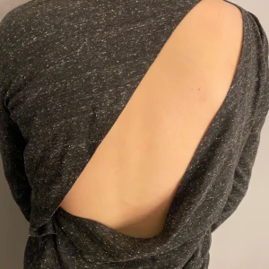 Disel långärmad tröja - En långarmad tröja från disel, hål i ryggen, säljer för minst 150 men högsta bud vinner, köparen står för frakt 