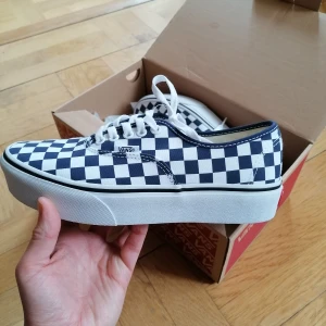 Helt nya vans - Aldrig använda, endast testade. Fortfarande i sin förpackning. Säljes pga fel storlek. Möts upp i Malmö eller så betealar köparen frakt. 