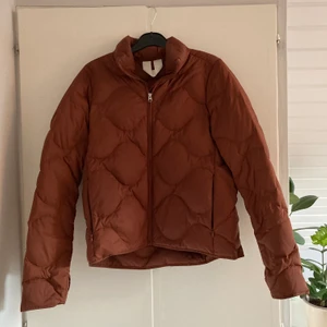 Arket - jacka strl 36 - Superfin vårjacka från Arket som tyvärr har blivit lite liten för mig. Storlek 36 (passar 34-36). Köpt för 1000. Köparen står för frakten. 🪴🍊