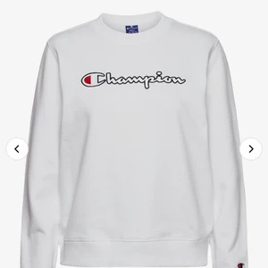 Champion  - Vit champion sweatshirt storlek S. Aldrig använt är i nyskick. Nypris är 750kr. Bilden är tagen från internet men kan skicka vanlig bild hur den sitter på dm!