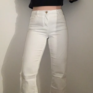 Vita jeans - Ett par vita jeans från Pieces! Storlek L (väldigt små i storleken). 200 kr + ev frakt